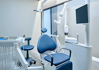 施術するために患者が座る椅子など治療スペースの写真